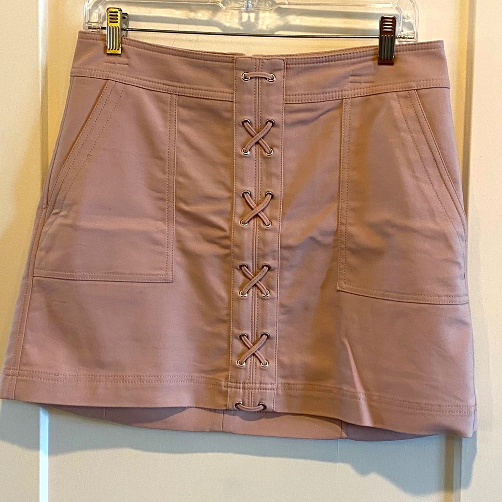 Super condition! Unique, sexy light pink Express Size 8 skirt with pockets.